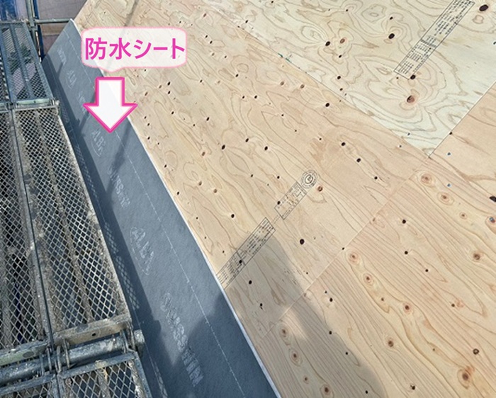 スレート屋根の張り替え工事で防水シートを貼っている様子