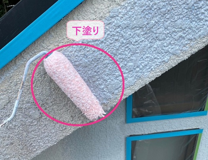 西宮市の外装リフォームで下塗りをしている様子