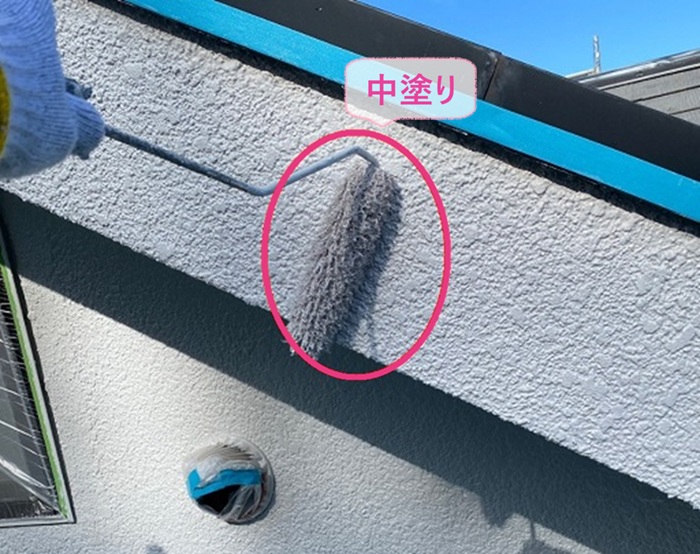 西宮市の外装リフォームで中塗りでラジカル塗料を塗っている様子
