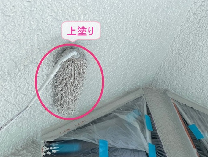 外壁リフォームで上塗りとしてラジカル塗料をもう一度塗っている様子