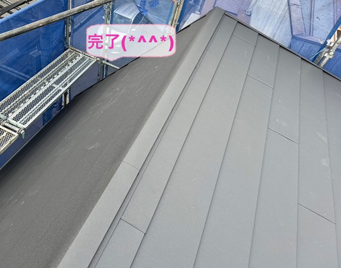 川西市でスレート屋根の張り替え工事が完了した現場の様子