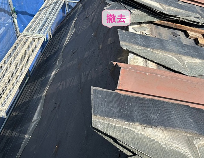 川西市の屋根張り替え工事で既存のスレート屋根を撤去している様子