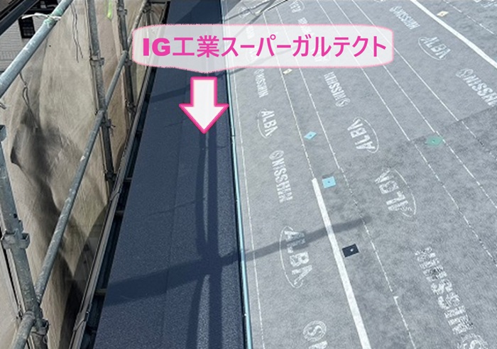 トップライトのあるスレート屋根の重ね張りでIG工業スーパーガルテクトを葺いている様子