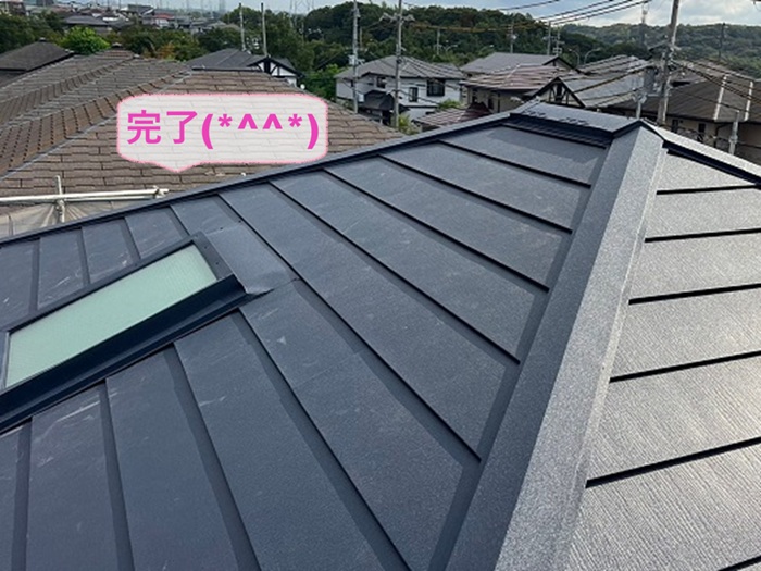 神戸市西区でトップライトのあるスレート屋根の金属重ね張りが完了した現場の様子