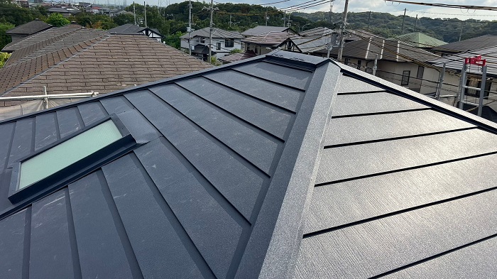 神戸市西区で天窓付きのカラーベスト屋根へカバー工事を行った後の様子