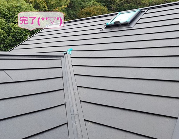 西宮市のトップライトのあるスレート屋根で金属重ね張りが完了した現場の様子