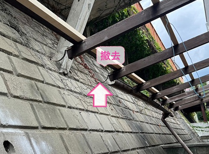 神戸市兵庫区の雨樋取り替えで破損した雨樋を撤去している様子