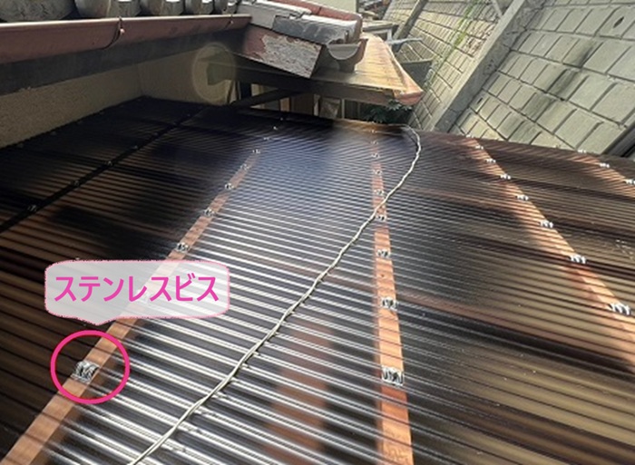 小屋屋根の波板の張り替えでステンレス製のビスで波板を固定している様子