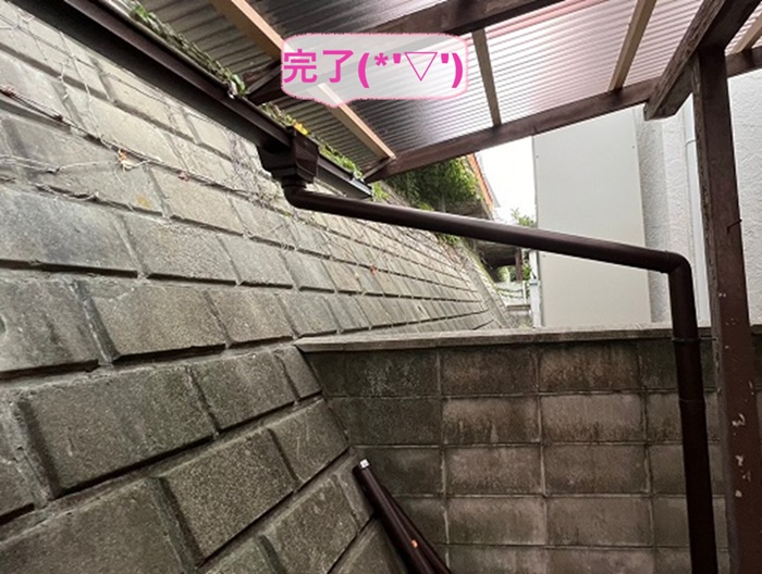 神戸市兵庫区で破損した樋をハイブリッド樹脂製への取り替えが完了した現場の様子