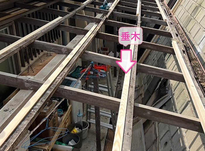 小屋屋根の波板の張り替えで下地補強で垂木を取り付けている様子