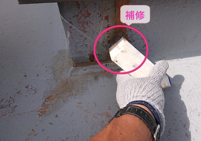 FRP防水の改修工事でFRP防水専用の補修材でひび割れを補修している様子