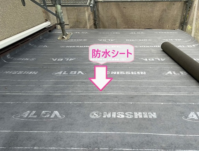 戸建ての古い瓦屋根の葺き替え工事で防水シートを貼っている様子