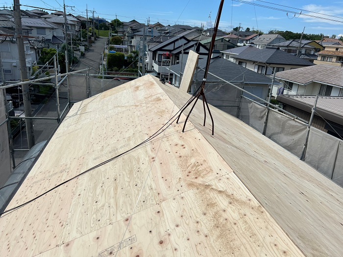 芦屋市での屋根葺き替え工事で下地用合板を貼っている様子