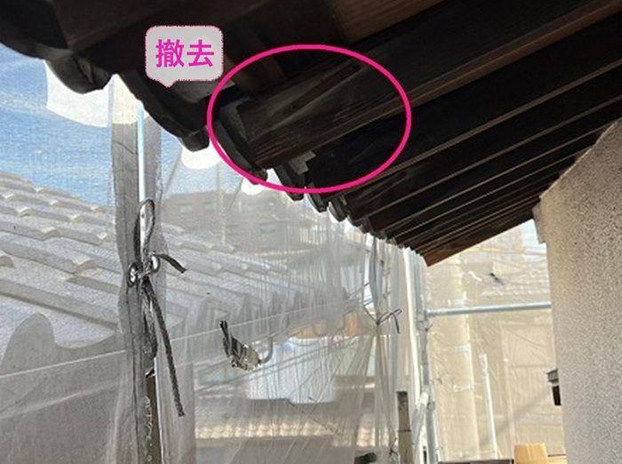 劣化した樋の取り替えで既存の軒樋と固定金具を撤去している様子