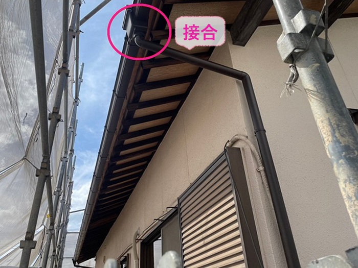 劣化した樋の取り替えで集水器と竪樋を接合している様子
