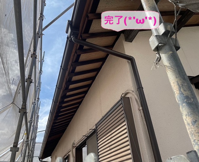 西宮市で劣化した樋を塩ビ鋼板製に取り替えが完了した現場の様子