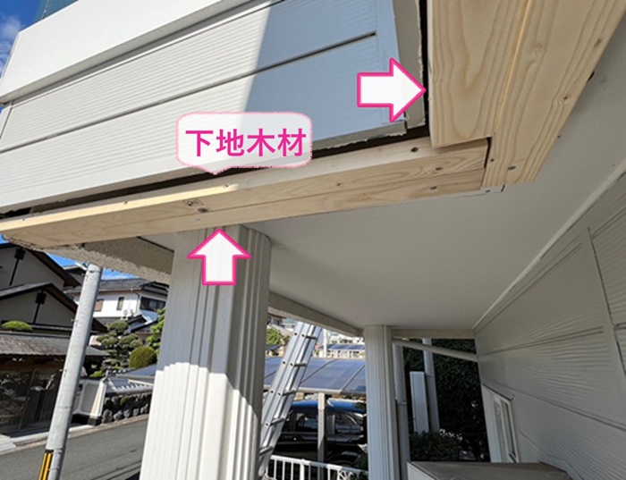 三田市の軒天補修で軒天の新しい下地木材を取り付けている様子