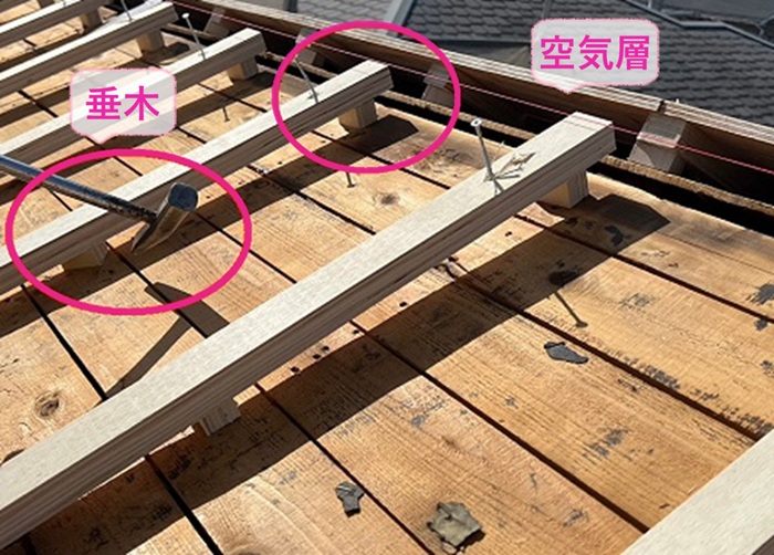 尼崎市の葺き替え工事で既存の瓦を撤去して垂木を取り付けている様子