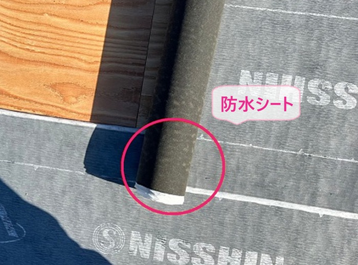 地震対策で行う葺き替え工事で防水シートを貼っている様子