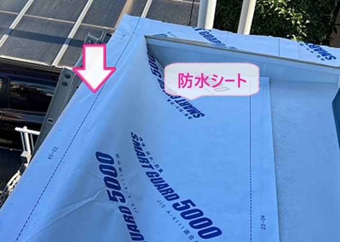庇の笠木修理で防水シートを貼っている様子