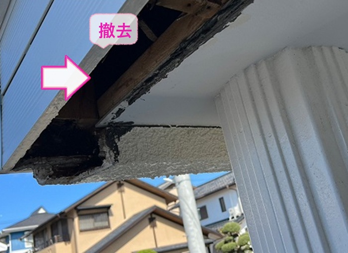 三田市の軒天補修で既存のモルタル製の軒天と腐食した下地木材を撤去している様子