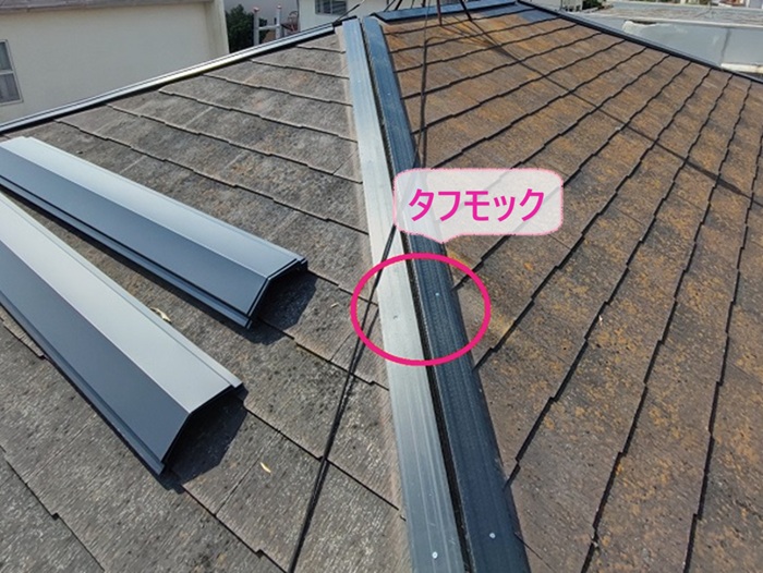 平型スレート屋根の棟部の補強交換で樹脂下地のタフモックを取り付けている様子