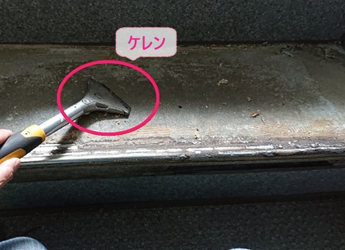 共用階段の部分修繕でケレン作業をしている様子