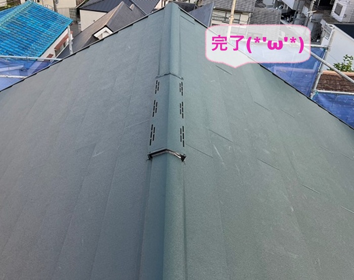 西宮市でモニエル瓦をSGL鋼板屋根へ張り替え工事が完了した現場の様子