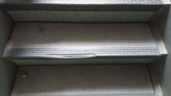 明石市で共用階段のステップシートが剥がれている様子