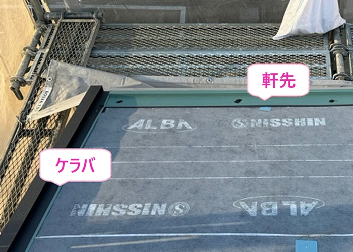 集合住宅の重ね張りリフォームで軒先とケラバに水切りを取り付けている様子