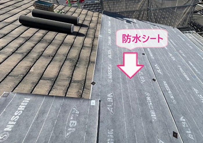 集合住宅の重ね張りリフォームで防水シートを貼っている様子