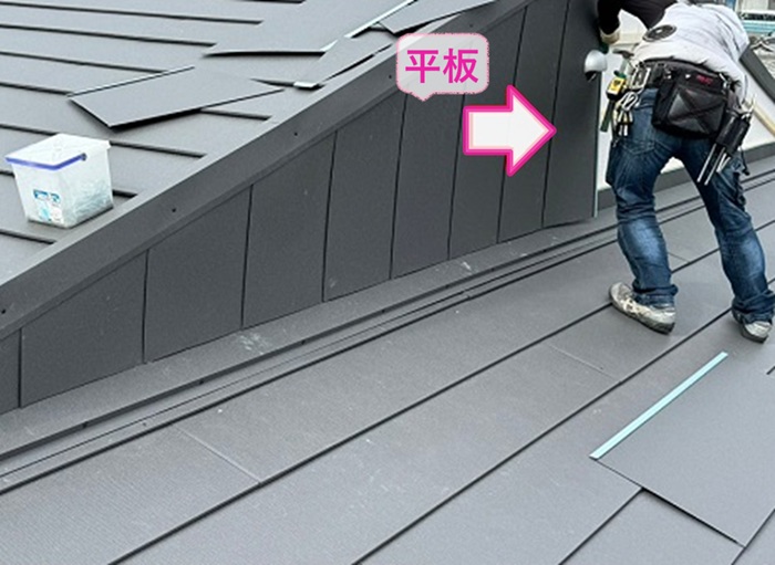 集合住宅の重ね張りリフォームで入母屋部分の壁に平板を張っている様子