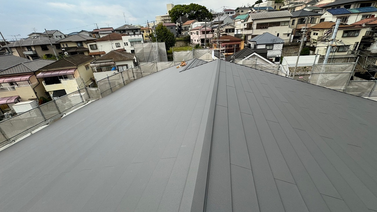 SGL鋼板屋根材を用いた屋根カバー工事完了