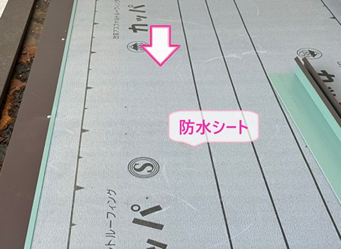玄関庇の板金カバー工事で防水シートを貼っている様子