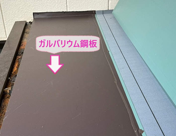 玄関庇の板金カバー工事で新しい庇屋根のガルバリウム鋼板を取り付けている様子