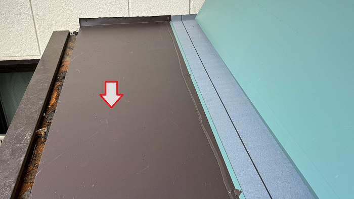 水漏れしている玄関屋根にガルバリウム鋼板をカバーしている様子