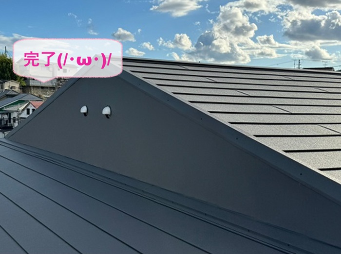 神戸市長田区で集合住宅の屋根を軽量SGL仕様へ重ね張りリフォームが完了した現場の様子