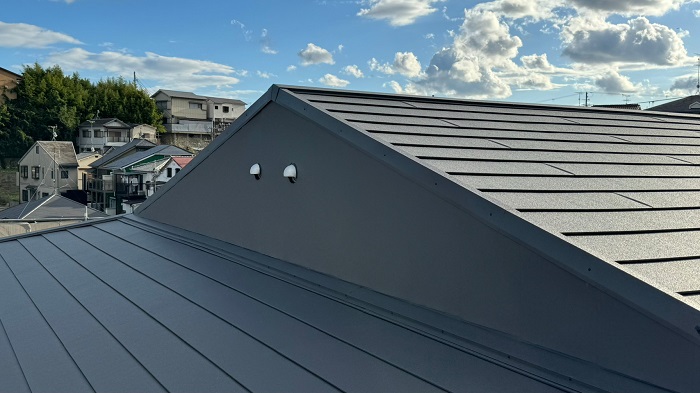 神戸市長田区でマンションの屋根カバー工事を行った後のSGL鋼板屋根材