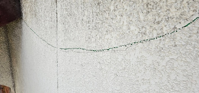 ひび割れたモルタル壁