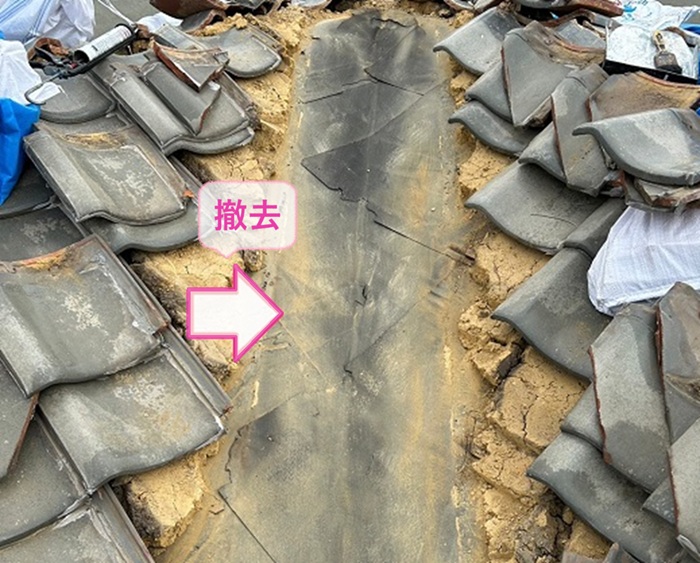 瓦屋根の谷部のリニューアル工事で銅板製の谷板と瓦を撤去している様子