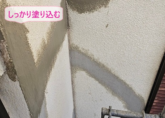 戸建ての外壁補修でシーリングが乾燥したらモルタルをしっかり塗り込んでいる様子