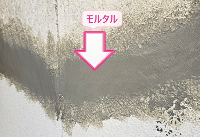 戸建ての外壁補修で仕上げのモルタルを塗っている様子