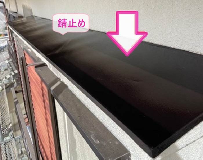 外壁塗装工事で鉄部に錆止めを塗っている様子