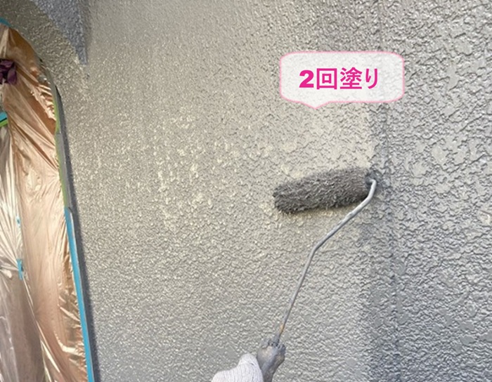 外壁塗装工事でパーフェクトトップを２回塗りしている様子