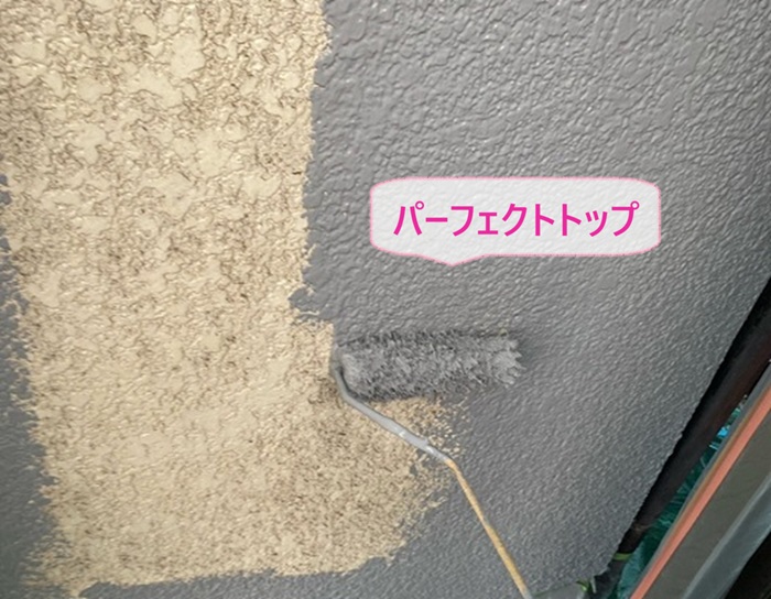 外壁塗装工事でラジカル塗料のパーフェクトトップを塗っている様子