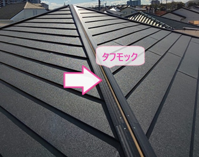 大和ハウス住宅の金属カバー工法でタフモックを取り付けている様子