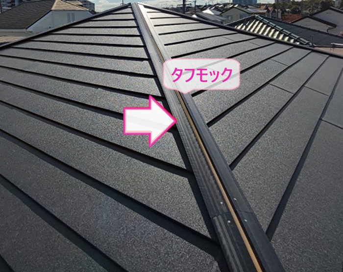 軽量金属カバー工法でタフモックを取り付けている様子