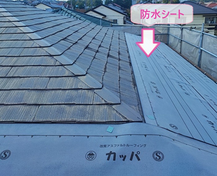 大和ハウス住宅の金属カバー工法で防水シートを貼っている様子