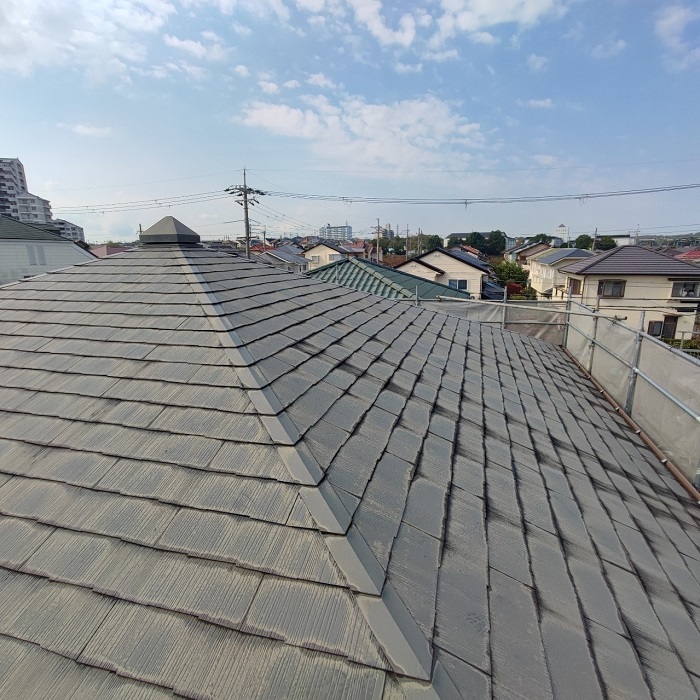 三田市でＳＧＬ鋼板屋根材を用いた屋根カバー工事を行う前のスレート屋根