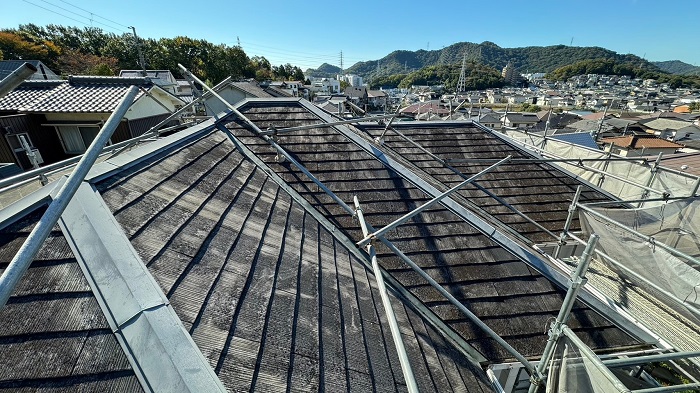姫路市でＳＧＬ鋼板屋根材を用いた屋根カバー工事を行う前の様子
